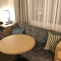 窓ぎわのソファ