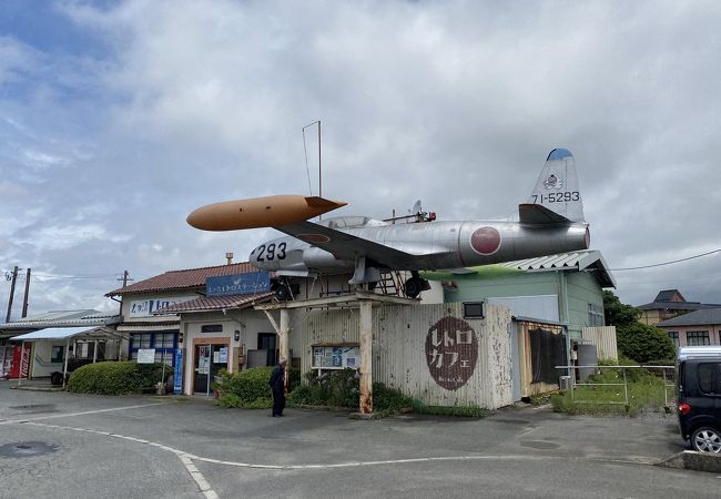 奇抜な建物の中に昭和のモノが溢れてます。