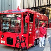 ふくろうのイケちゃんが先導する真っ赤な電気バス