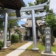 赤い鳥居と銀色の鳥居