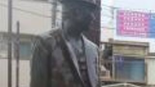 寅さん像　さくらを振り返って