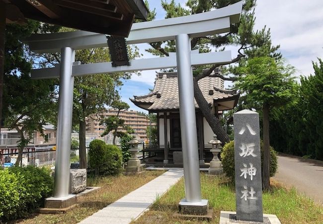 赤い鳥居と銀色の鳥居