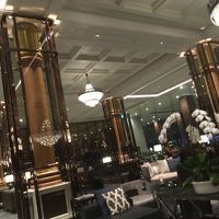 ロビー　綺麗でソファも多い