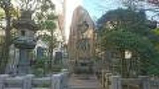 見ごたえのある大きな石碑