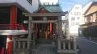 鳥居と小さな祠だけの小さな神社