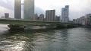 橋の上からの隅田川の眺望はすばらしい