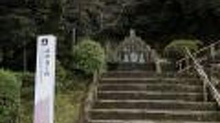 花が供えられている