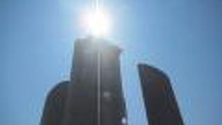 海の青と碑の白が対照的