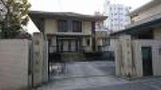 狭い土地を有効利用した都会的な寺院