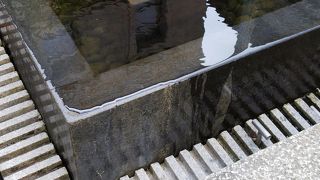 水に入れられた歌碑です