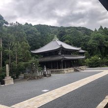 御影堂からみると小さく見えるが