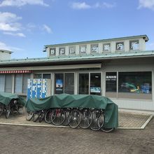 駅前ロータリー横です。