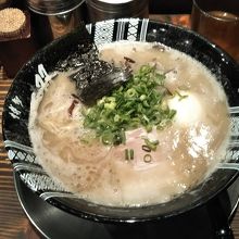 濃厚ですが美味しい豚骨ラーメンです！