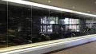 大きな漆のパネルがあります。