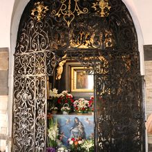 「石の門」内部の礼拝堂