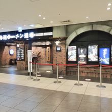 入り口もおしゃれな造りです