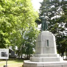 公園中央に建立の銅像