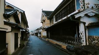 伝統的な造りの町家や豪商の屋敷が、当時のまま軒を連ねている趣ある街並み