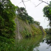 お堀越しに上野城