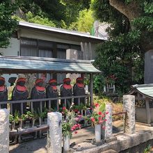 通りに面して立つ、お地蔵様と石碑