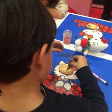 キティちゃんのクッキーにデコレーションできるアトリエに参加