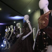 ショコラで作ったドレスの展示