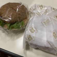 北海道コロッケバーガーとひよこ豆カレーパン