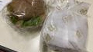 北海道コロッケバーガーとひよこ豆カレーパン！