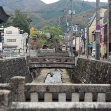川を挟んで風情ある町並み