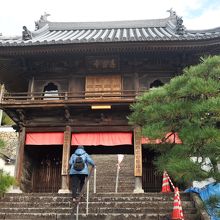 少し登った所に山門が