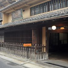 風情ある門構えだ