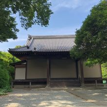 シャッターが閉まっている本堂