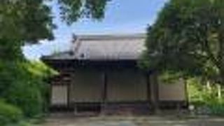 大船駅前の山の上に本堂がある