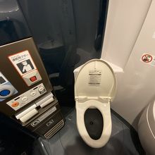 トイレはシャワートイレで飛行機みたいにシュポッてなるやつ。