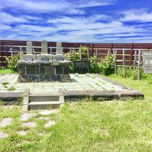 立派な墓です。