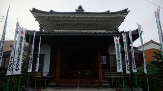 ちょっと荒れた風な日蓮宗の寺