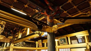 漆塗りの金ぴか内装は目を見張る豪華さ