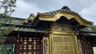 黄金の社殿と石灯篭