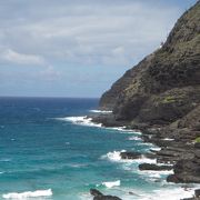 マカプウやワイマナロ湾の景観と、カイウイ海峡を一望することができる人気のスポット