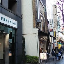 目新しいビジホなど新し  いお店も並んでます