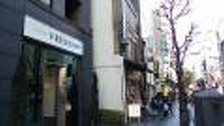 目新しいビジホの近くに昔ながらの商店も並ぶ面白い雰囲気