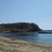 両側にある荒々しい岩場と海のコントラストが綺麗でした