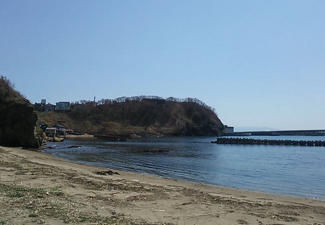 両側にある荒々しい岩場と海のコントラストが綺麗でした