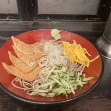 冷やしきつねそば。油揚げにしっかり味が付いておりよい