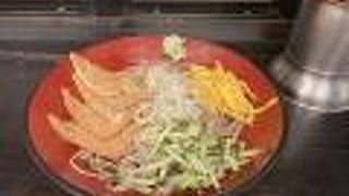 怪しげな看板が目印の立ち食いそば屋