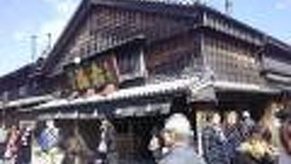 参道で大勢のお客様で賑わう老舗。