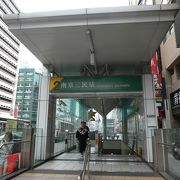 この駅もコンコースが広い。