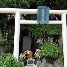 交通量の多い通りの際に立つ鳥居