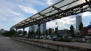 赤レンガすぐそばにプラットホーム