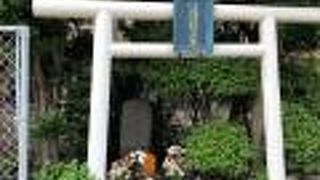 駅前通りに向かって鳥居が立つ